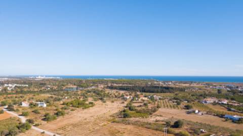 Moradia Unifamiliar Bernardas, AlturaV4 com 2 Pisos . Garagem. Terreno com 4040 m2. T1 em anexo.