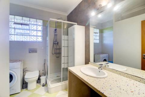 Moradia Unifamiliar Bernardas, AlturaV4 com 2 Pisos . Garagem. Terreno com 4040 m2. T1 em anexo.