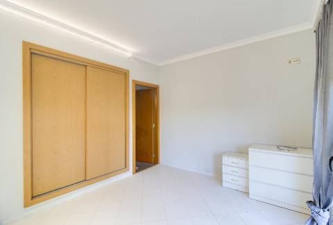 Moradia Unifamiliar Bernardas, AlturaV4 com 2 Pisos . Garagem. Terreno com 4040 m2. T1 em anexo.