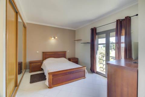 Moradia Unifamiliar Bernardas, AlturaV4 com 2 Pisos . Garagem. Terreno com 4040 m2. T1 em anexo.