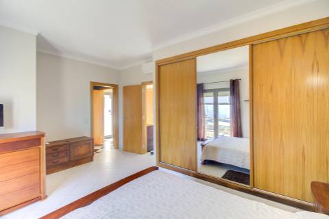 Moradia Unifamiliar Bernardas, AlturaV4 com 2 Pisos . Garagem. Terreno com 4040 m2. T1 em anexo.