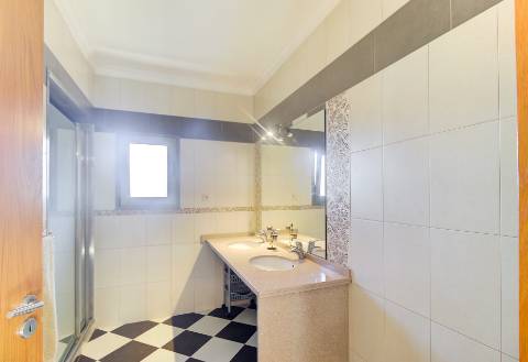 Moradia Unifamiliar Bernardas, AlturaV4 com 2 Pisos . Garagem. Terreno com 4040 m2. T1 em anexo.