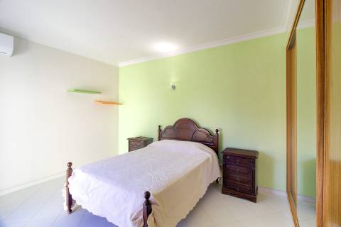 Moradia Unifamiliar Bernardas, AlturaV4 com 2 Pisos . Garagem. Terreno com 4040 m2. T1 em anexo.