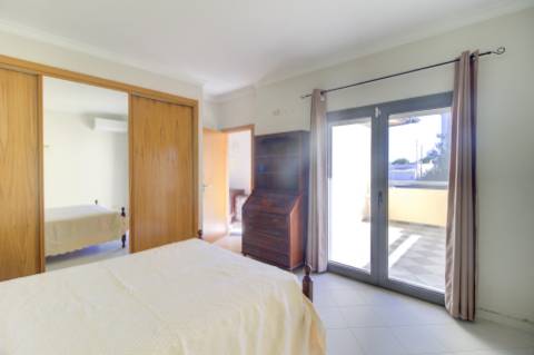 Moradia Unifamiliar Bernardas, AlturaV4 com 2 Pisos . Garagem. Terreno com 4040 m2. T1 em anexo.