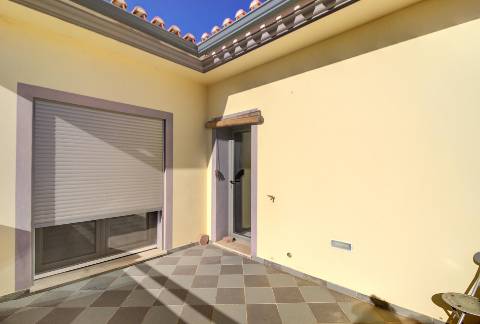 Moradia Unifamiliar Bernardas, AlturaV4 com 2 Pisos . Garagem. Terreno com 4040 m2. T1 em anexo.