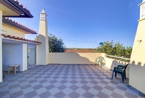 Moradia Unifamiliar Bernardas, AlturaV4 com 2 Pisos . Garagem. Terreno com 4040 m2. T1 em anexo.