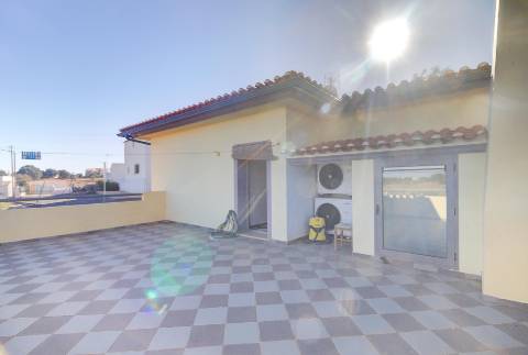 Moradia Unifamiliar Bernardas, AlturaV4 com 2 Pisos . Garagem. Terreno com 4040 m2. T1 em anexo.