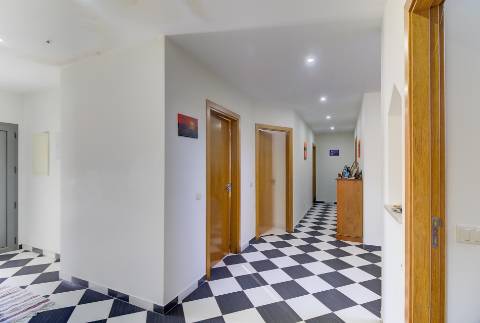 Moradia Unifamiliar Bernardas, AlturaV4 com 2 Pisos . Garagem. Terreno com 4040 m2. T1 em anexo.