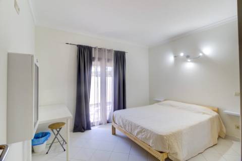 Moradia Unifamiliar Bernardas, AlturaV4 com 2 Pisos . Garagem. Terreno com 4040 m2. T1 em anexo.