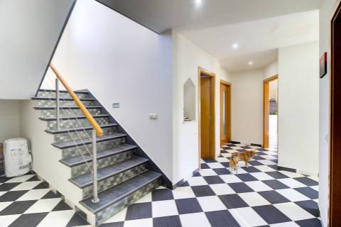 Moradia Unifamiliar Bernardas, AlturaV4 com 2 Pisos . Garagem. Terreno com 4040 m2. T1 em anexo.