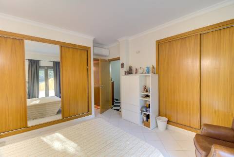 Moradia Unifamiliar Bernardas, AlturaV4 com 2 Pisos . Garagem. Terreno com 4040 m2. T1 em anexo.