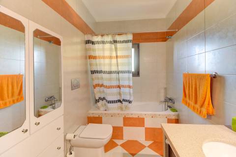 Moradia Unifamiliar Bernardas, AlturaV4 com 2 Pisos . Garagem. Terreno com 4040 m2. T1 em anexo.