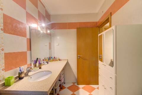 Moradia Unifamiliar Bernardas, AlturaV4 com 2 Pisos . Garagem. Terreno com 4040 m2. T1 em anexo.