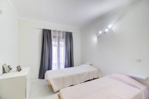 Moradia Unifamiliar Bernardas, AlturaV4 com 2 Pisos . Garagem. Terreno com 4040 m2. T1 em anexo.