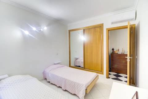 Moradia Unifamiliar Bernardas, AlturaV4 com 2 Pisos . Garagem. Terreno com 4040 m2. T1 em anexo.