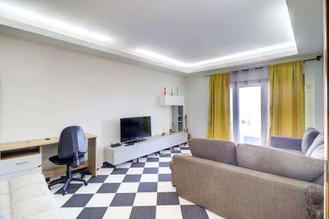 Moradia Unifamiliar Bernardas, AlturaV4 com 2 Pisos . Garagem. Terreno com 4040 m2. T1 em anexo.