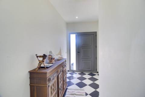 Moradia Unifamiliar Bernardas, AlturaV4 com 2 Pisos . Garagem. Terreno com 4040 m2. T1 em anexo.