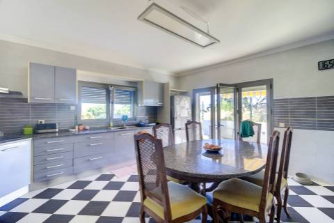 Moradia Unifamiliar Bernardas, AlturaV4 com 2 Pisos . Garagem. Terreno com 4040 m2. T1 em anexo.