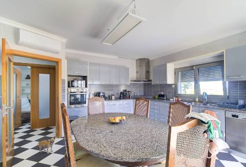 Moradia Unifamiliar Bernardas, AlturaV4 com 2 Pisos . Garagem. Terreno com 4040 m2. T1 em anexo.