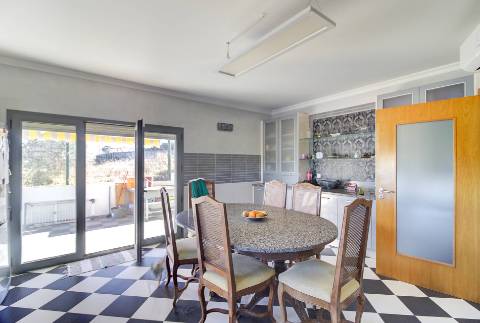 Moradia Unifamiliar Bernardas, AlturaV4 com 2 Pisos . Garagem. Terreno com 4040 m2. T1 em anexo.