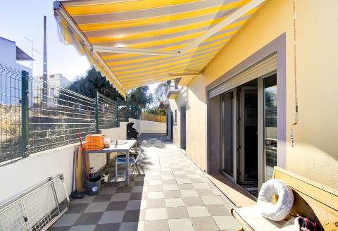 Moradia Unifamiliar Bernardas, AlturaV4 com 2 Pisos . Garagem. Terreno com 4040 m2. T1 em anexo.