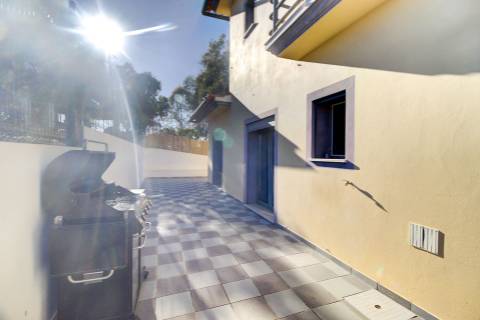 Moradia Unifamiliar Bernardas, AlturaV4 com 2 Pisos . Garagem. Terreno com 4040 m2. T1 em anexo.