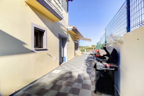 Moradia Unifamiliar Bernardas, AlturaV4 com 2 Pisos . Garagem. Terreno com 4040 m2. T1 em anexo.