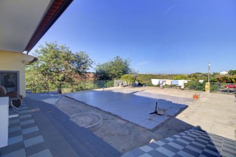 Moradia Unifamiliar Bernardas, AlturaV4 com 2 Pisos . Garagem. Terreno com 4040 m2. T1 em anexo.