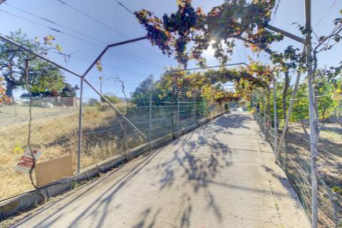 Moradia Unifamiliar Bernardas, AlturaV4 com 2 Pisos . Garagem. Terreno com 4040 m2. T1 em anexo.