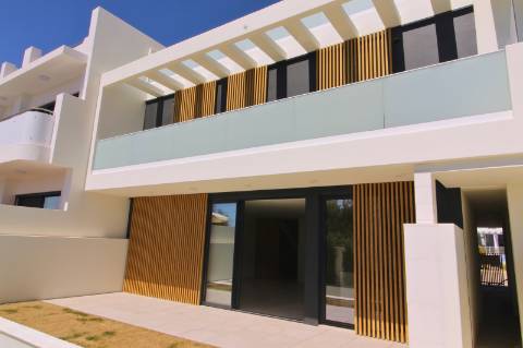 Moradia de luxo com amplas áreas, piscina, jardim e vista mar