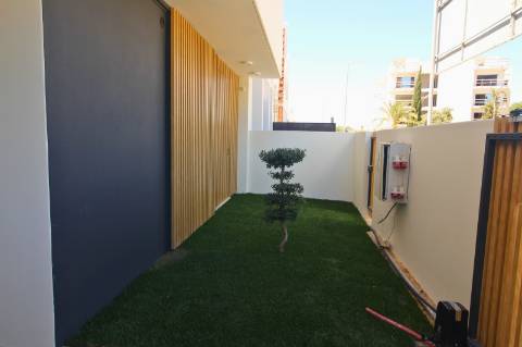 Moradia de luxo com amplas áreas, piscina, jardim e vista mar