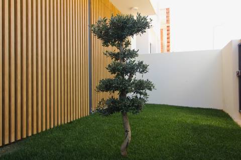 Moradia de luxo com amplas áreas, piscina, jardim e vista mar