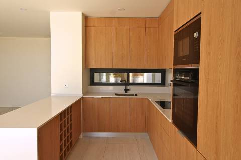 Moradia de luxo com amplas áreas, piscina, jardim e vista mar