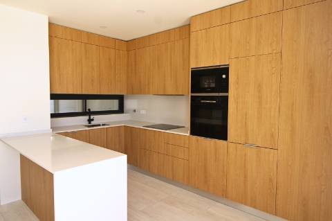 Moradia de luxo com amplas áreas, piscina, jardim e vista mar