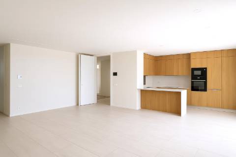 Moradia de luxo com amplas áreas, piscina, jardim e vista mar