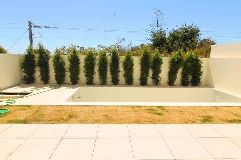 Moradia de luxo com amplas áreas, piscina, jardim e vista mar