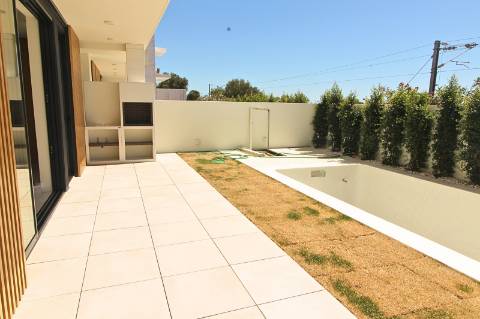 Moradia de luxo com amplas áreas, piscina, jardim e vista mar