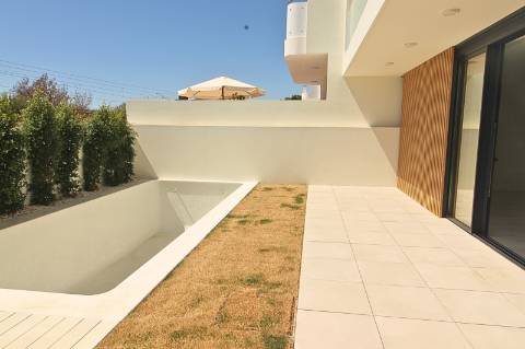 Moradia de luxo com amplas áreas, piscina, jardim e vista mar
