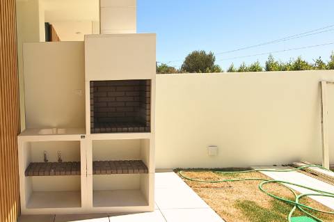 Moradia de luxo com amplas áreas, piscina, jardim e vista mar