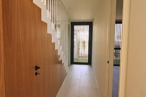 Moradia de luxo com amplas áreas, piscina, jardim e vista mar