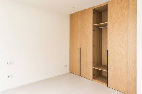 Moradia de luxo com amplas áreas, piscina, jardim e vista mar