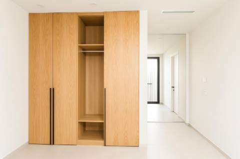 Moradia de luxo com amplas áreas, piscina, jardim e vista mar