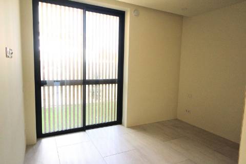 Moradia de luxo com amplas áreas, piscina, jardim e vista mar