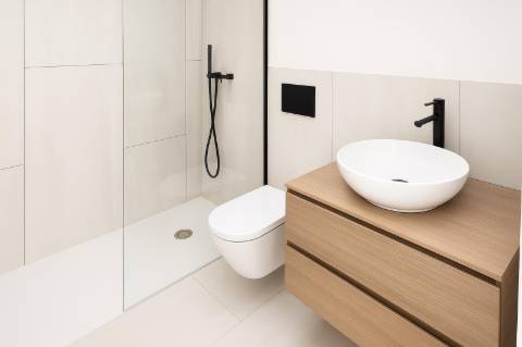 Moradia de luxo com amplas áreas, piscina, jardim e vista mar