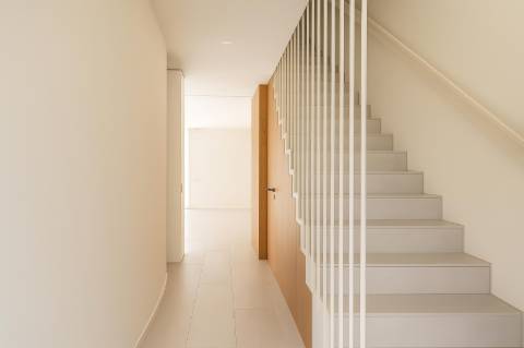 Moradia de luxo com amplas áreas, piscina, jardim e vista mar