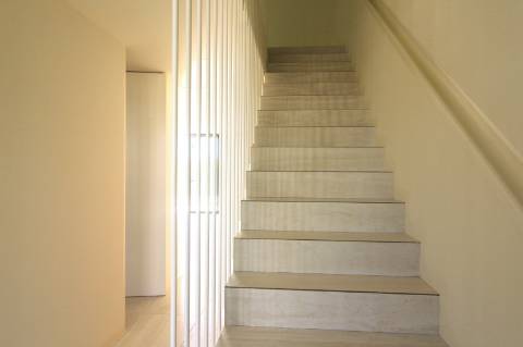 Moradia de luxo com amplas áreas, piscina, jardim e vista mar