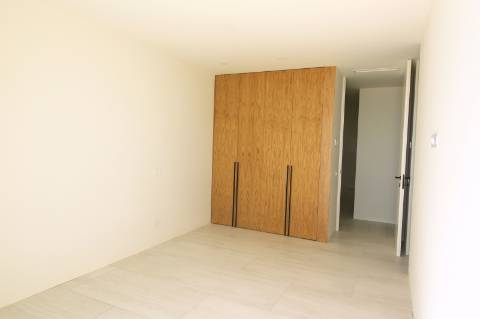 Moradia de luxo com amplas áreas, piscina, jardim e vista mar