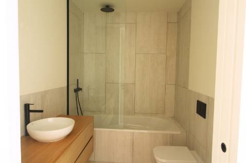 Moradia de luxo com amplas áreas, piscina, jardim e vista mar