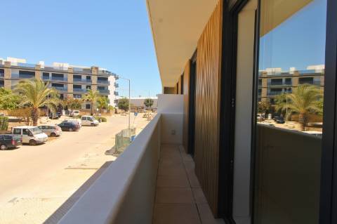 Moradia de luxo com amplas áreas, piscina, jardim e vista mar