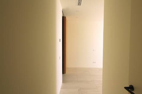 Moradia de luxo com amplas áreas, piscina, jardim e vista mar